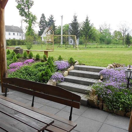 Pokoje Goscinne Viktorjan Raszowa Exterior foto