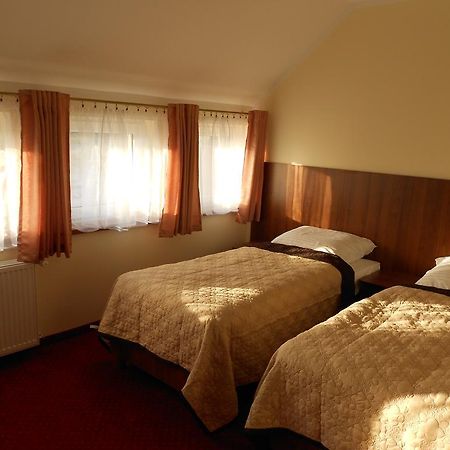 Pokoje Goscinne Viktorjan Raszowa Exterior foto